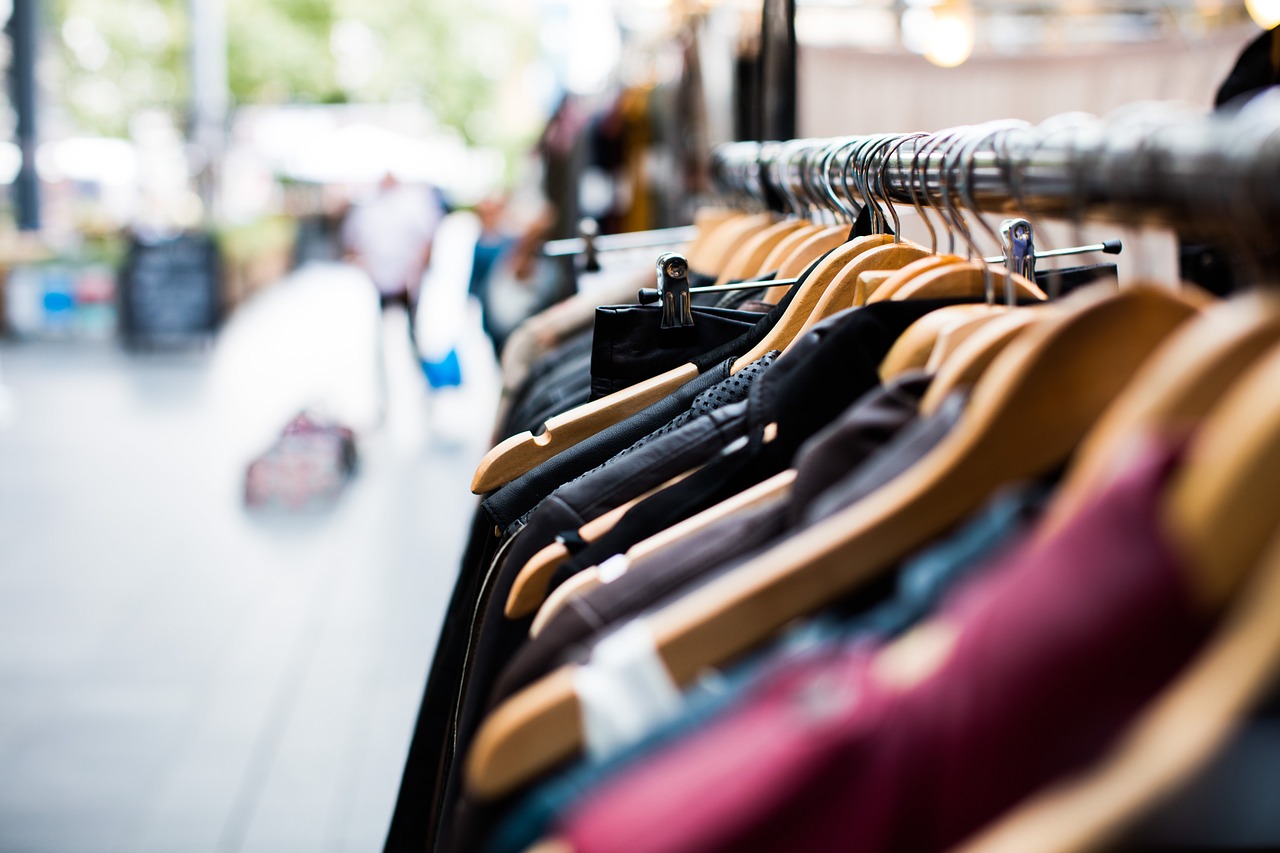 Second Hand Geschenke weiterhin im Trend: Nachhaltigkeit und Einzigartigkeit prägen den Weihnachtskauf